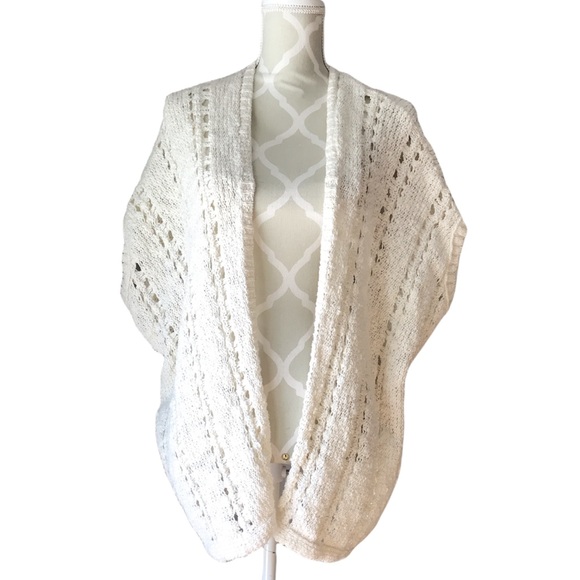 American Eagle Outfitters Sweaters - 💕American Eagle Cardigan Style Knit Vest/Shrug